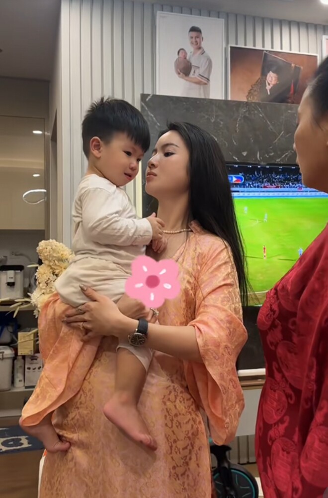 Cô nhìn thẳng vào con trai với vẻ mặt nghiêm khắc.