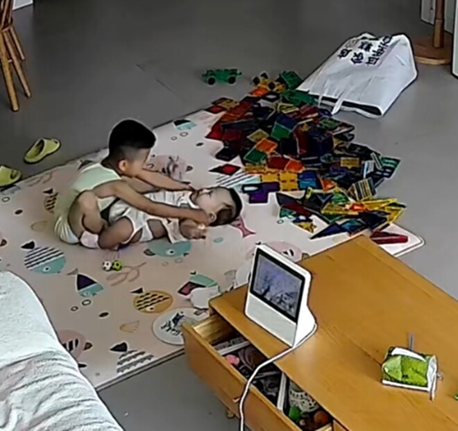 Tuy nhiên vì em chưa biết ngồi nên liên tục ngã đập đầu ra phía sau.