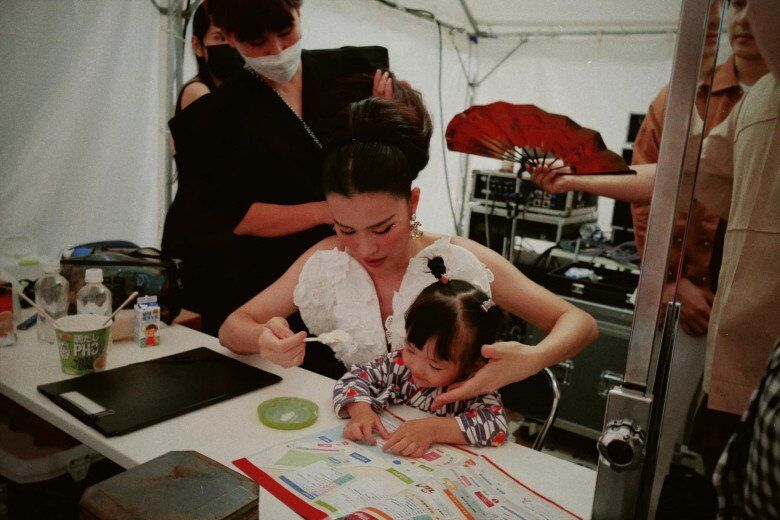 Con gái trèo cửa sổ gọi amp;#34;Mẹamp;#34;, dù rất muốn nhưng Đông Nhi không thể về luôn với con vì lý do này - 7