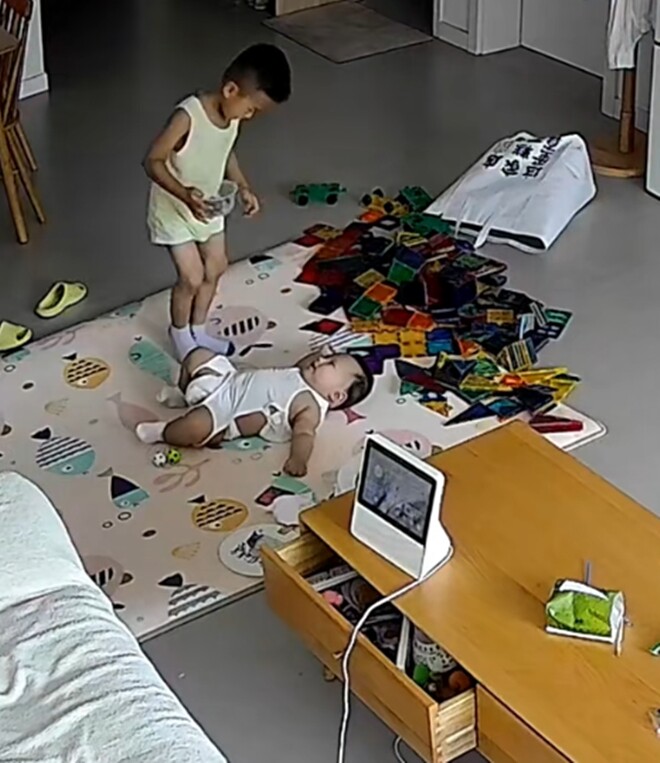 Nghe tiếng con khóc thất thanh, mẹ bàng hoàng khi xem lại camera giám sát thấy cảnh con lớn làm với con nhỏ - 3