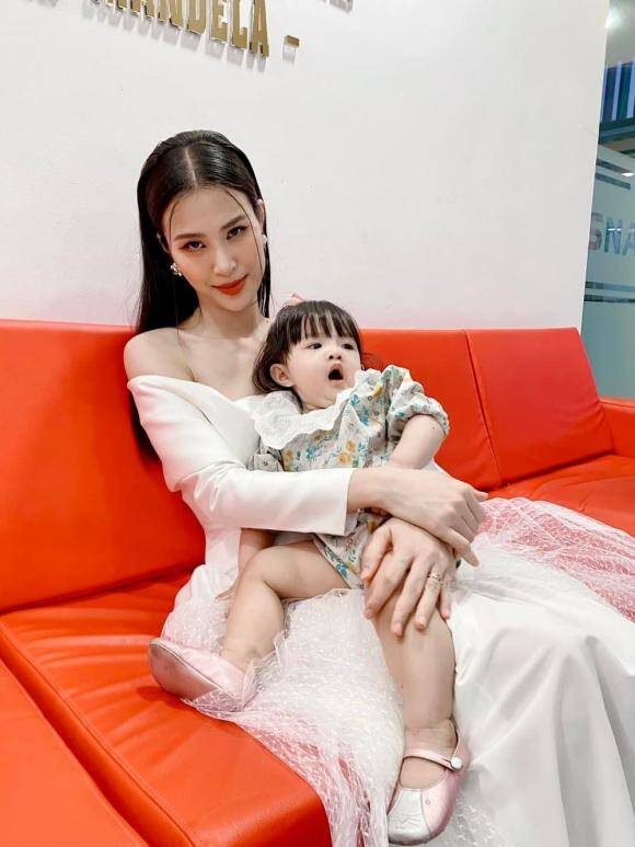 Những lúc có thể, cô luôn tranh thủ đưa con gái đi làm cùng.