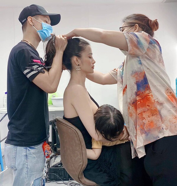 Dù mẹ đang làm việc nhưng con cần là mẹ đáp ứng ngay.