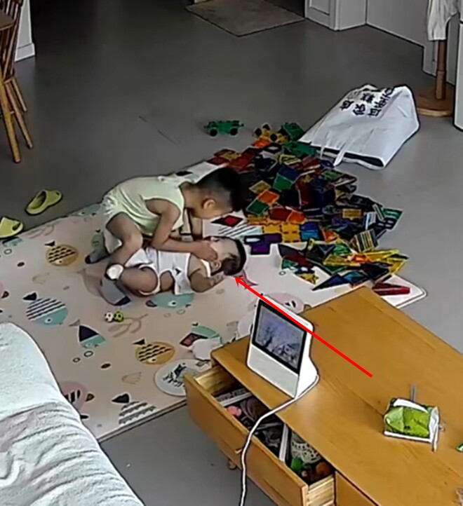 Cậu nhóc tiếp tục dỗ dành em mà không biết chính bản thân là người làm em đau.