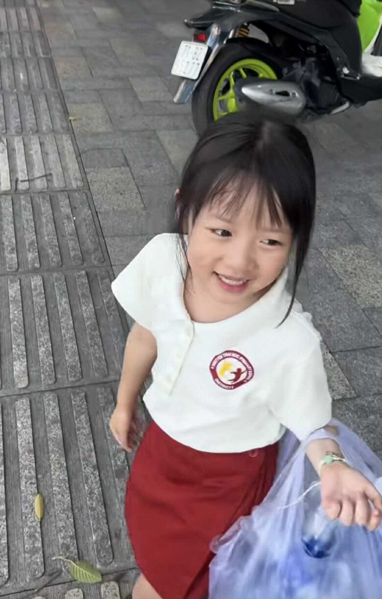 Con gái của Quách Ngọc Tuyên và vợ kém 16 tuổi đi nhặt ve chai 10 ngày liền để mang đến trường quốc tế - 4