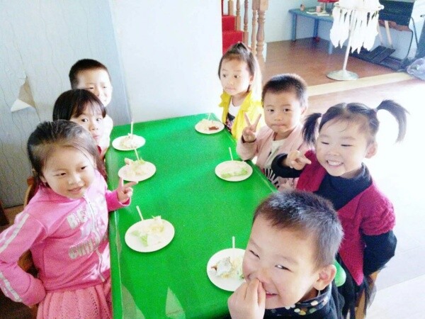 Con đi nhà trẻ về khóc nói một mình không được ăn bánh, mẹ đi kiện rồi xấu hổ khi nghe giải thích - 4