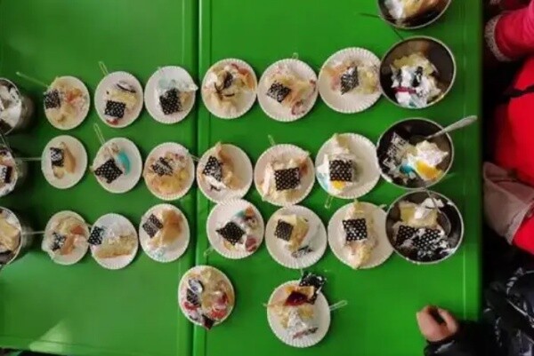 Con đi nhà trẻ về khóc nói một mình không được ăn bánh, mẹ đi kiện rồi xấu hổ khi nghe giải thích - 3