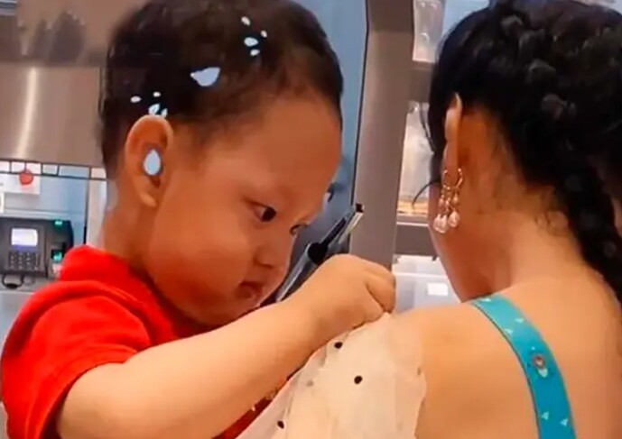 Mẹ mặc váy rộng cứ bị tụt khi bế con vào quán mua đồ ăn, hành động của đứa trẻ khiến ai cũng khen - 2