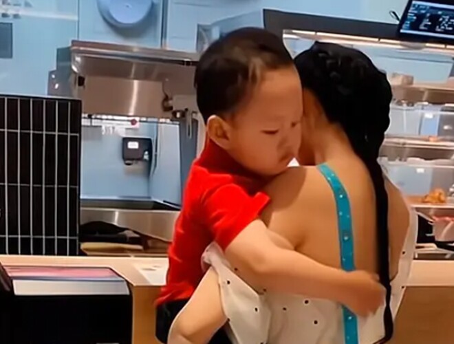 Mẹ mặc váy rộng cứ bị tụt khi bế con vào quán mua đồ ăn, hành động của đứa trẻ khiến ai cũng khen - 1