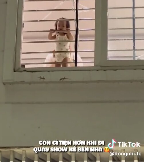 Bé Hannie đu bám để ngắm mẹ.