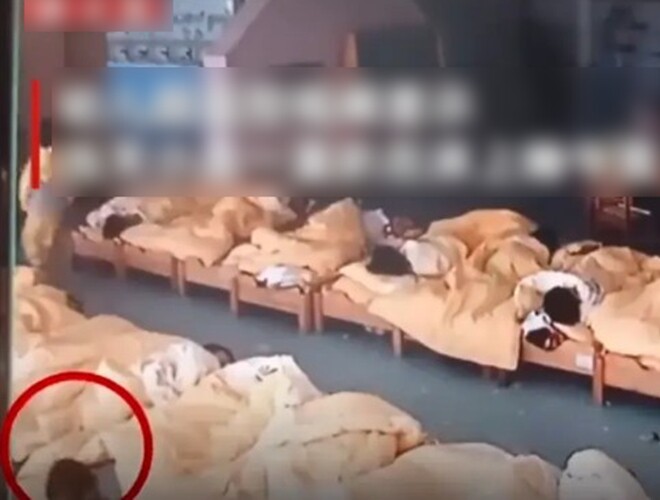 Đứa trẻ 4 tuổi ngưng thở sau giấc ngủ trưa ở trường mẫu giáo, camera giám sát ghi lại sự việc khiến bố mẹ ngất lịm - 1