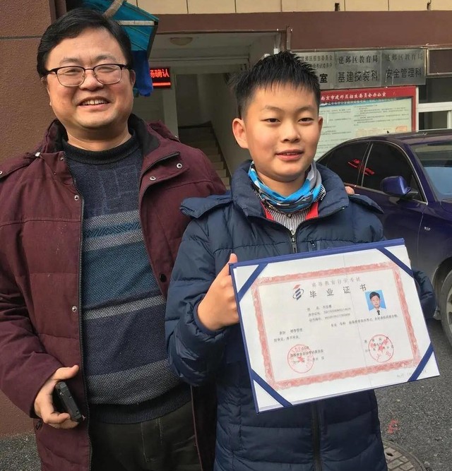 Con sinh non nghi bại não, 4 tuổi bố bắt cởi trần chạy dưới tuyết, đứa trẻ nói 1 câu khiến bố nghẹn ngào - 8