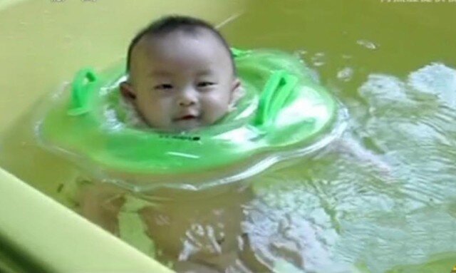 Con sinh non nghi bại não, 4 tuổi bố bắt cởi trần chạy dưới tuyết, đứa trẻ nói 1 câu khiến bố nghẹn ngào - 2