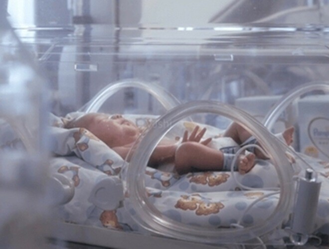 Hà Nghị Đức lúc mới chào đời phải nằm lồng ấp.