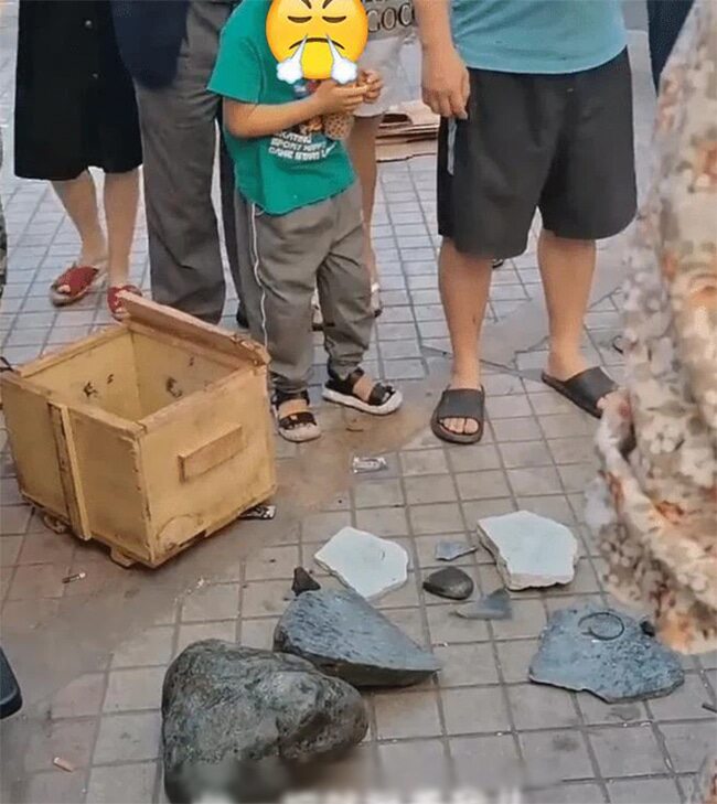 Con làm vỡ viên đá 3 tỷ đồng, câu nói của người bố khiến ai cũng gật gù, chủ cửa hàng câm nín - 1