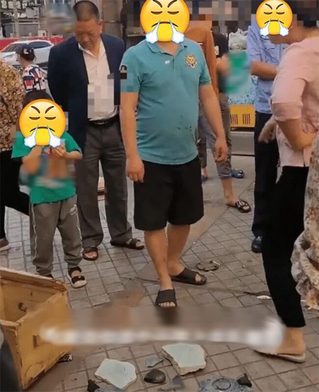 Người bố cũng tỏ ra rất tiếc khi đứa con trai vô tình làm vỡ viên đá.