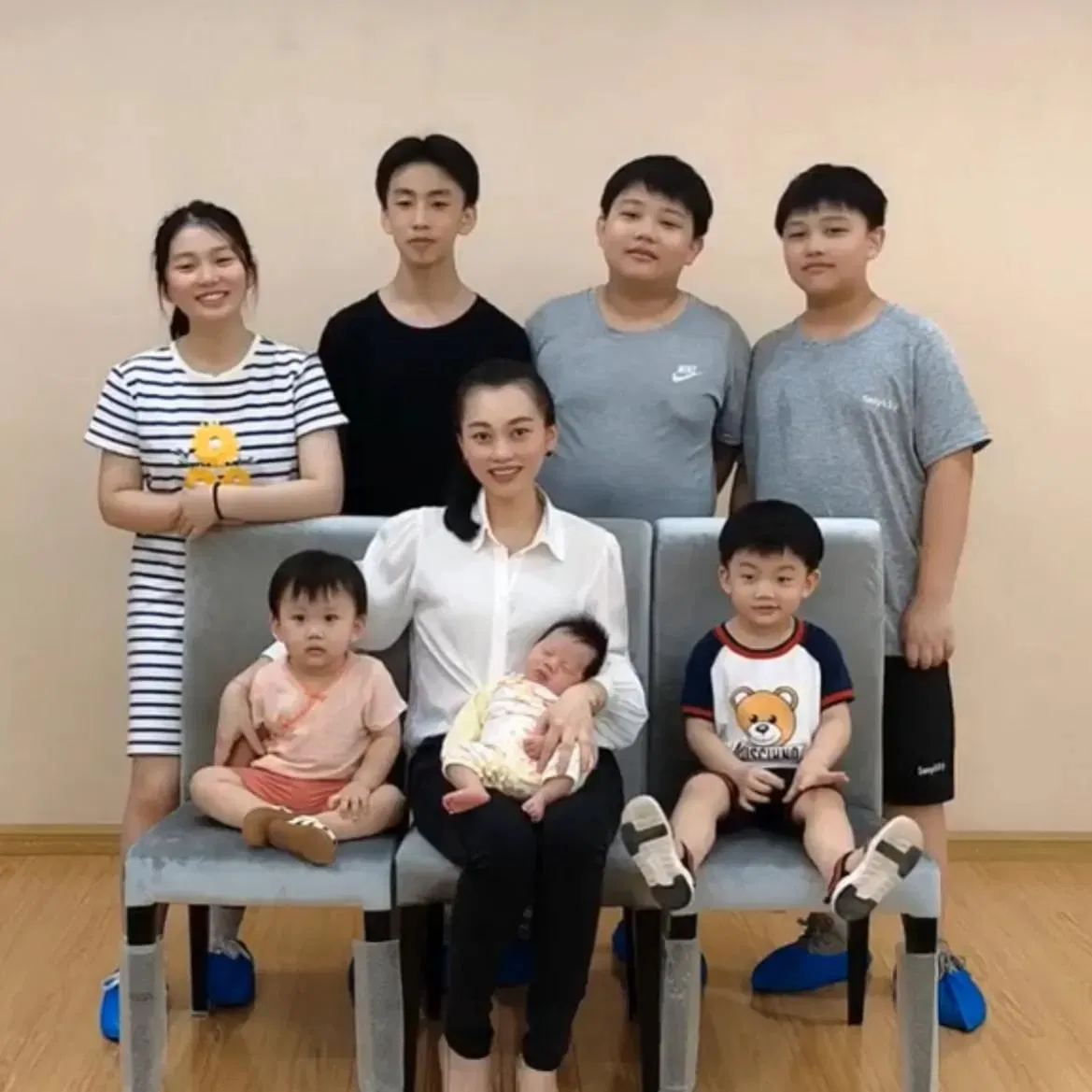 33 tuổi dính bầu liên tục, làm mẹ 7 con, người phụ nữ tiết lộ lý do vì chồng amp;#34;không giống người bình thườngamp;#34; - 1