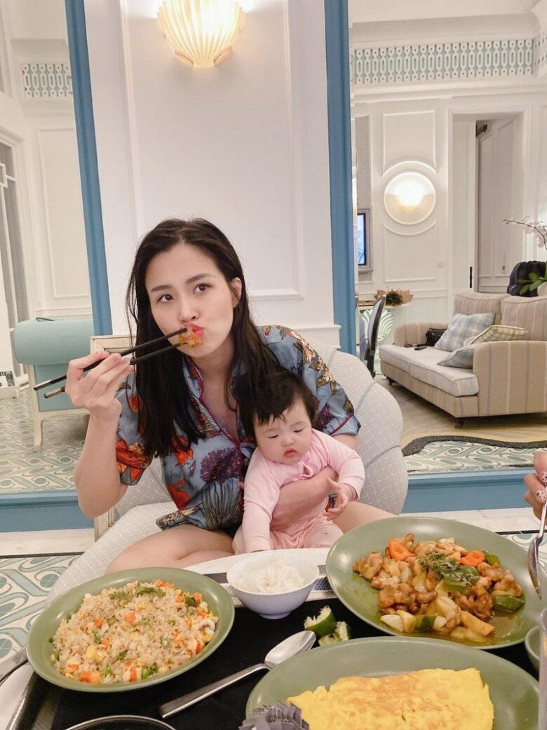 Vợ chủ tịch nhưng tay bế con tay ăn uống là chuyện bình thường.