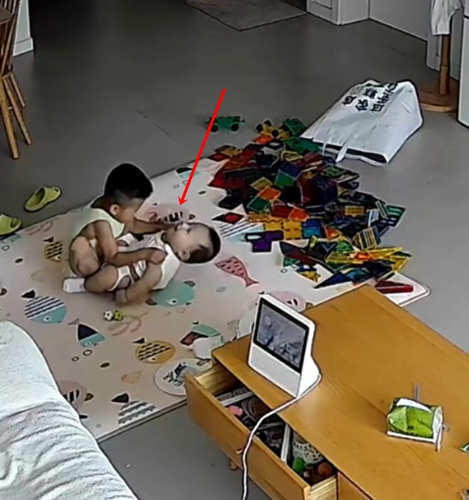 Anh trai cố gắng đỡ em dậy để yêu thương.
