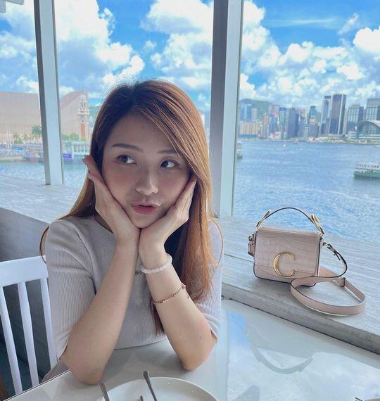 Bé trai có biểu cảm kì lạ trong bức ảnh chụp tập thể, nhìn tay cô giáo ai cũng hiểu ngay lý do - 5