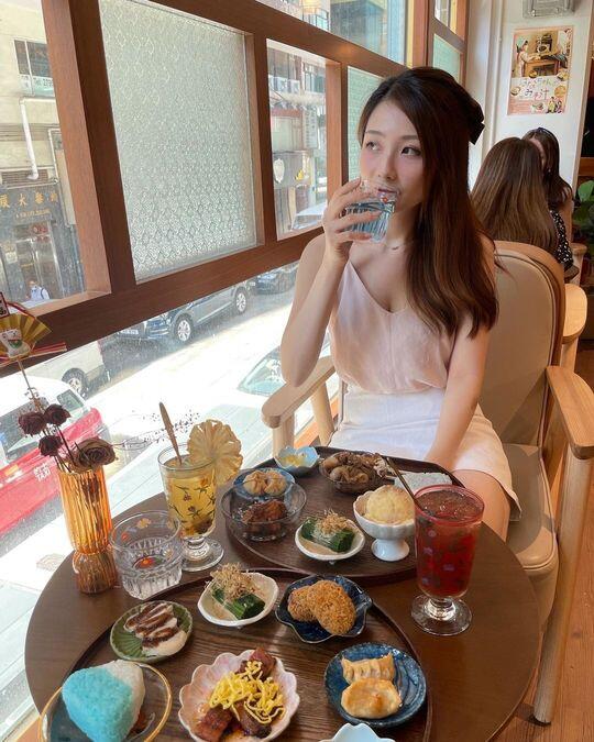 Bé trai có biểu cảm kì lạ trong bức ảnh chụp tập thể, nhìn tay cô giáo ai cũng hiểu ngay lý do - 7