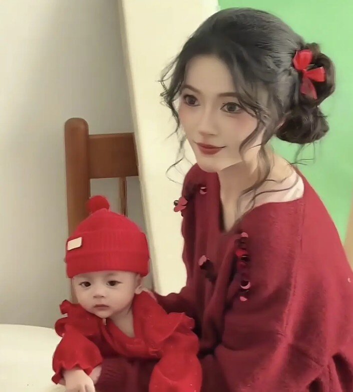 Bé sơ sinh da trắng, mũi cao, trán rộng được ví đẹp như amp;#34;Phật tửamp;#34;, thân phận mẹ đứa trẻ gây bất ngờ - 4
