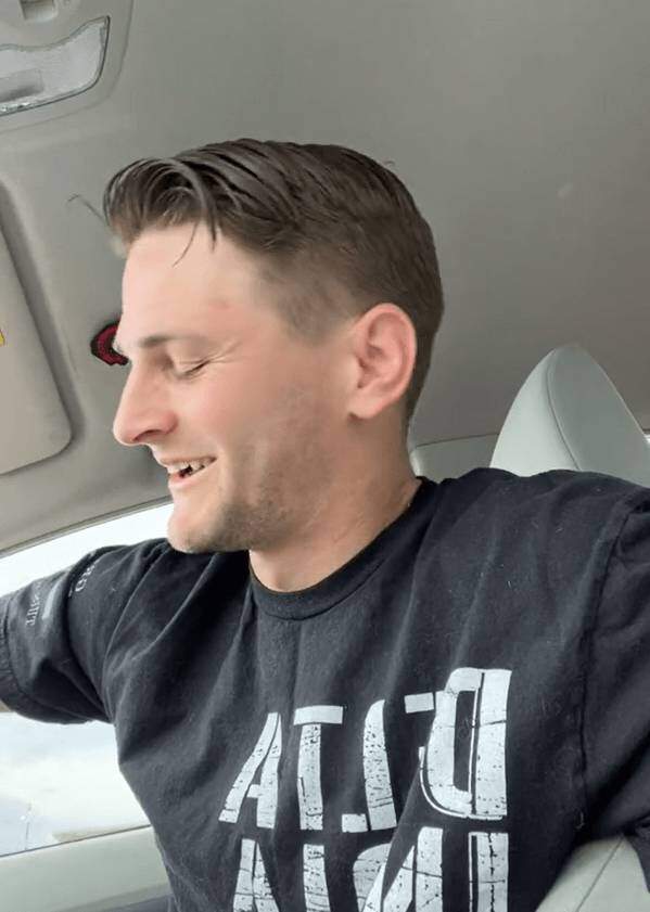 Người bố trả lời con gái nhưng cũng có chút ngượng và không chắc chắn.