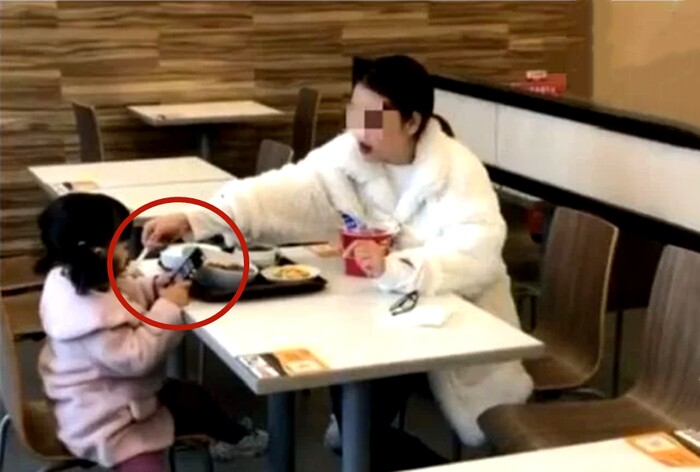 Mẹ và con gái vào nhà hàng gọi 2 suất ăn khác biệt, vừa rời đi, ông chủ amp;#34;tiên triamp;#34; một câu về tương lai người mẹ - 2