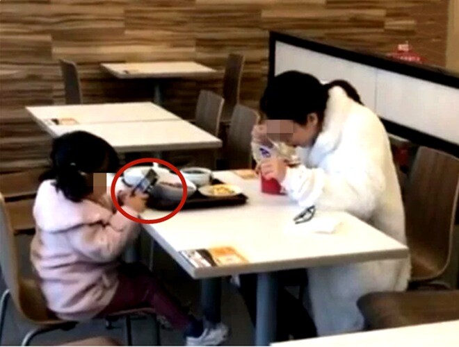 Mẹ và con gái vào nhà hàng gọi 2 suất ăn khác biệt, vừa rời đi, ông chủ amp;#34;tiên triamp;#34; một câu về tương lai người mẹ - 1