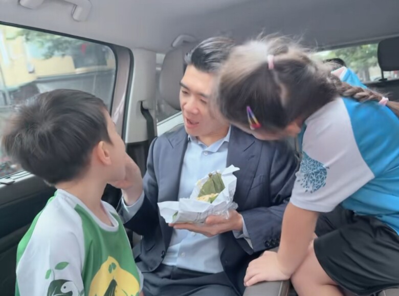 Anh chồng Phó TGĐ Ngân hàng của Đỗ Mỹ Linh đưa hai con đi học, 3 bố con ăn chung gói xôi, tiết kiệm mà tình cảm - 2
