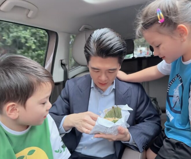 Cảnh ba bố con ăn chung một gói xôi trên xe hơi của doanh nhân Đỗ Quang Vinh khiến nhiều người thích thú.