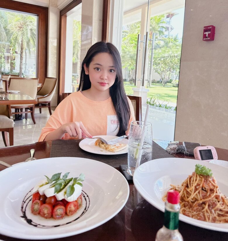 Bố mẹ luôn định hướng cho Chu Diệp Anh đảm bảo việc học văn hóa là ưu tiên.