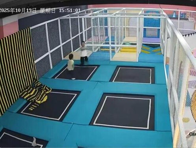 Hai đứa trẻ gặp nạn sau khi uống trà sữa do mẹ mua.