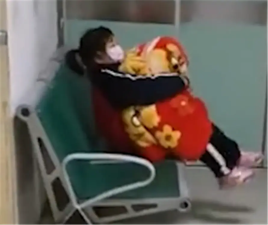 Bé gái một mình đưa mẹ đi đẻ, đợi mãi không thấy mẹ ra liền hỏi một câu khiến y tá nghẹn ngào - 3