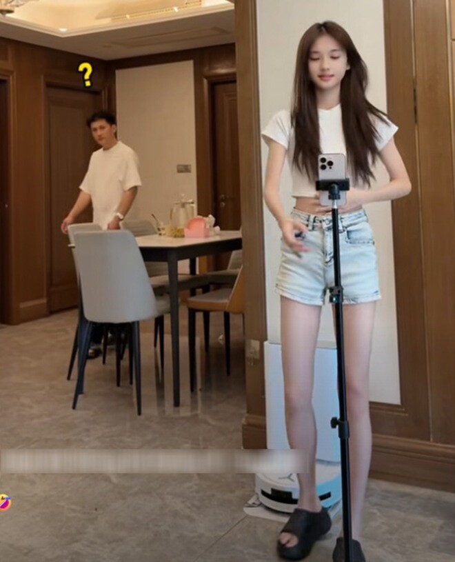 Con gái làm gì đấy, bố nhìn thấy rồi nha.