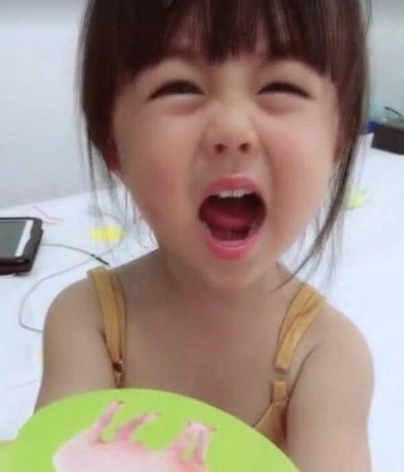 Bé gái dường như quát vào mặt bố, khẳng định mẹ xinh hơn, bố đừng nói nhiều nữa.