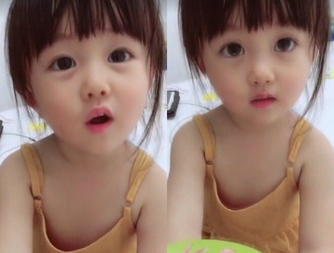 Bé gái xinh đẹp với đôi mắt to và gương mặt dễ thương nhưng lại bị bố trêu.