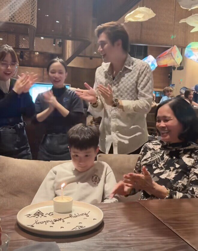 Tổ chức tiệc sinh nhật tại nhà hàng.