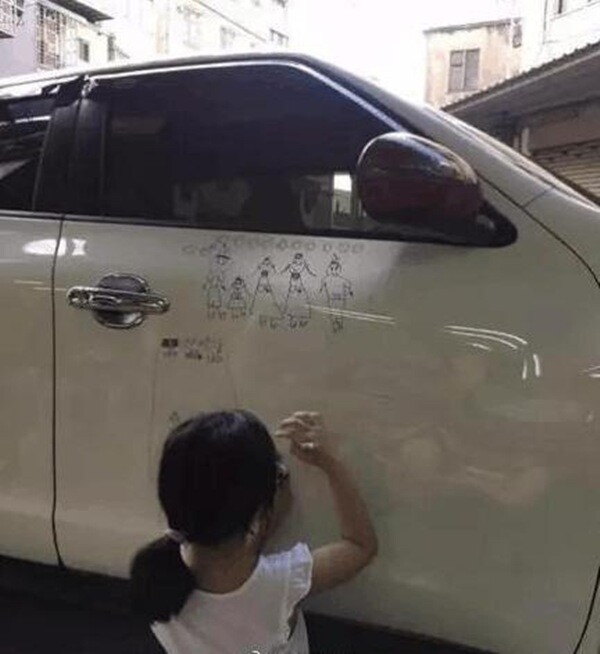 Bố tức giận khi thấy con gái vẽ bậy lên xe ô tô đắt tiền, khi bức tranh hoàn thành, ông hối hận - 2