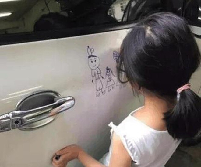 Nhìn thấy cảnh con vẽ bậy lên xe, chắc hẳn nhiều bậc phụ huynh đều tức giận.