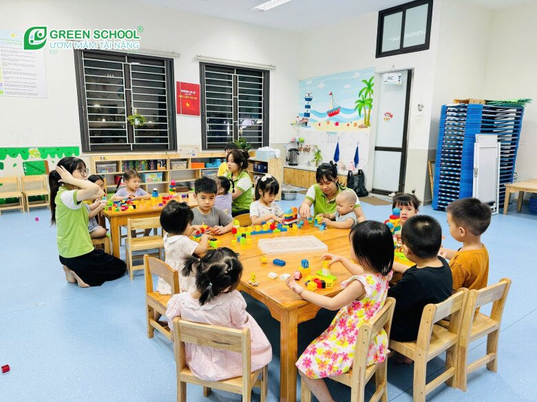 Một lớp học mầm non còn sáng đèn dù trời đã tối vì bố mẹ không thể vào đón con. Nguồn ảnh trường Green School