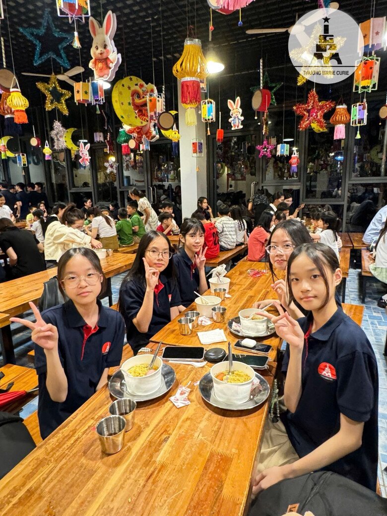Hàng trăm các em học sinh ở lại trường được cung cấp bữa tối là mì tôm. Nguồn ảnh fanpage trường Marie Curie