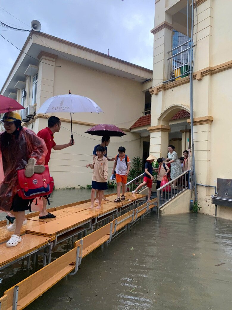 Phụ huynh Hà Nội khoe bữa tối của các trường khi con mắc kẹt vì mưa ngập đêm qua: Nơi mì tôm, nơi cơm 5 món đề huề - 20