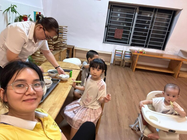 Các em học sinh ở mọi lứa tuổi đều được cô giáo chăm sóc chu đáo.