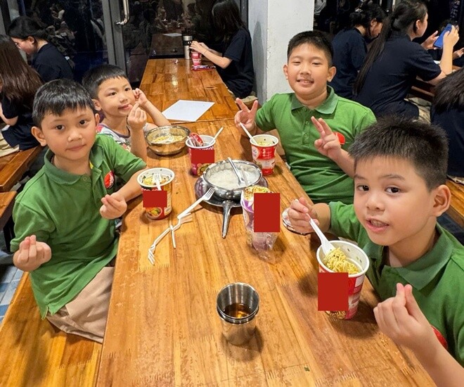 Các em học sinh khác không về nhà được, được nhà trường cung cấp cả cháo và mì tôm để ăn theo sở thích. Nguồn ảnh fanpage trường Marie Curie