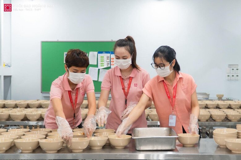 Các thầy cô giáo cũng ở lại trường nấu ăn cho các em.