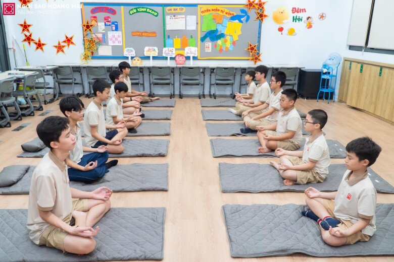 Sau khi ăn xong, các em được phát thảm để trải ra sàn và ngủ.