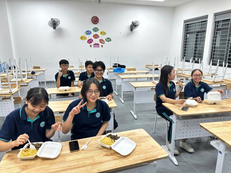 Phụ huynh Hà Nội khoe bữa tối của các trường khi con mắc kẹt vì mưa ngập đêm qua: Nơi mì tôm, nơi cơm 5 món đề huề - 8