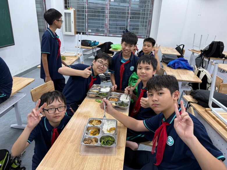 Bữa tối của các em học sinh một trường ở Giảng Võ. Nguồn ảnh: Fanpage trường THCS Giảng Võ