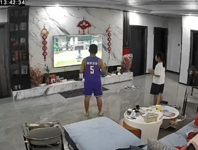 Hai đứa trẻ mải chơi gây nên cuộc xô xát trong gia đình.