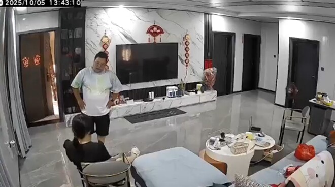 Khi các con đã vào phòng, người chồng trực tiếp mắng nhiếc vợ. Người vợ cũng cãi lại.